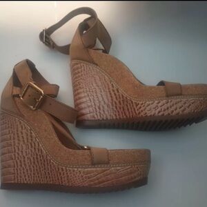 TORY BURCH 9.5 NWOT -OBRO wedges